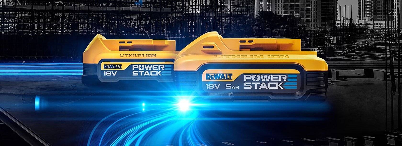 Deux batteries DEWALT 18V POWERSTACK avec effets lumineux bleus et fond de chantier urbain.